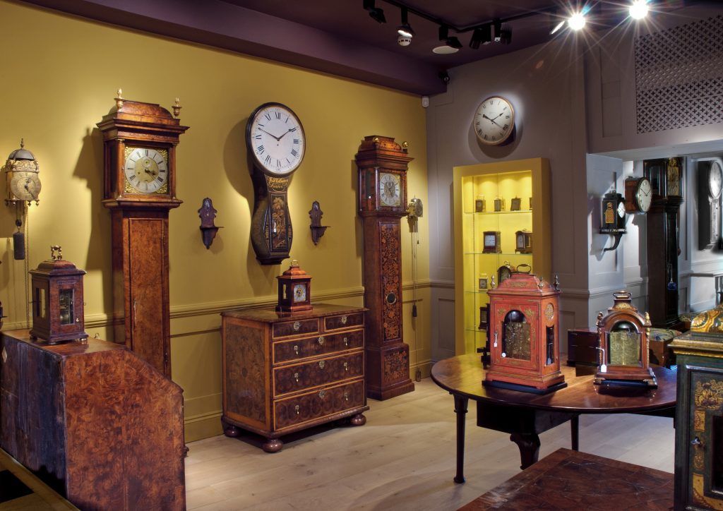 Antique dealer. Английский антиквариат. Знаменитый английский Антиквар. Antique Clock. Антиквар ти Великобритания.